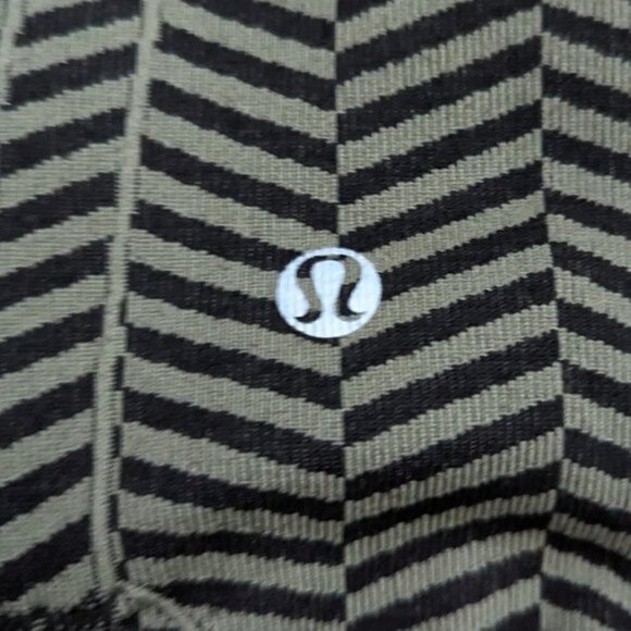 Lululemon Heathered Fatigue Green Black Chevron In the Flow Crops 6 - Picture 5 of 7